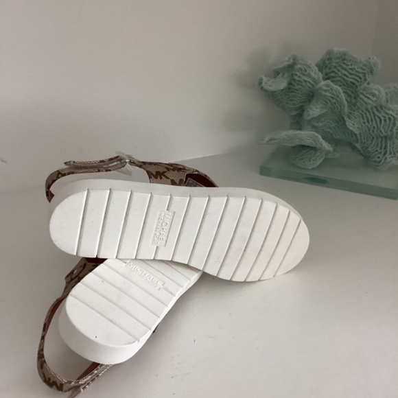 NWT MICHAEL KORS THONG SANDALS SHOES LOGO PLAQUE MONOGRAM BROWN/TAN 6.5 EUR 37 - Picture 9 of 12